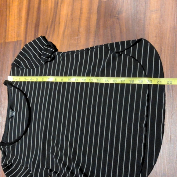 Ann Taylor Black and White Top size SP - Picture 4 of 5